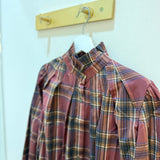 Blusa com Gola de Folhos Xadrez Bordeaux | VIOLETA