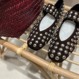 Sapato mary jane castanho com tachas Liviana Conti
