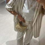 Conjunto ecru com risca camel