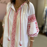 Conjunto em algodão branco com bordados vermelhos