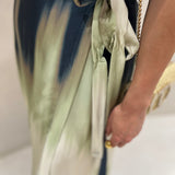 Saia midi Ottod'ame acetinada com print tie dye azul