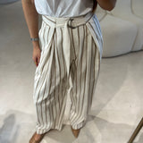 Conjunto ecru com risca camel