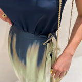 Saia midi Ottod'ame acetinada com print tie dye azul