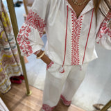 Conjunto em algodão branco com bordados vermelhos