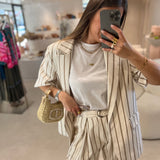 Conjunto ecru com risca camel