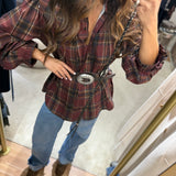 Blusa com Gola de Folhos Xadrez Bordeaux | VIOLETA