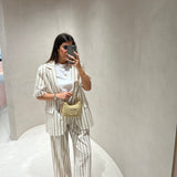 Conjunto ecru com risca camel