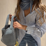 Carteira bucket bag em pele azul