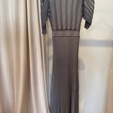 Vestido midi plissado Cecilia Prado em malha lurex prateada