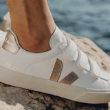 Ténis Veja branco com logo dourado | Recife Platine