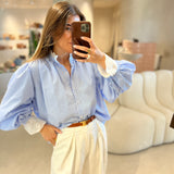 Camisa azul com riscas verticais