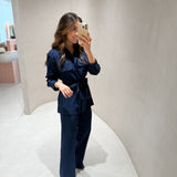 Conjunto de camisa e calça azul marinho estilo safari