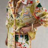 Conjunto de camisa e calça com estampado florido amarelo