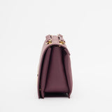 Mala de ombro em bordeaux com logo metálico |  Love Moschino