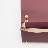 Mala de ombro em bordeaux com logo metálico |  Love Moschino