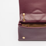 Mala acolchoada bordeaux com logo metálico à frente| Love Moschino