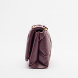Mala acolchoada bordeaux com logo metálico à frente| Love Moschino