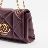 Mala acolchoada bordeaux com logo metálico à frente| Love Moschino