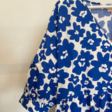 Vestido midi padrão floral em azul