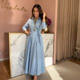 Vestido midi em azul céu com laço a trespasse no
