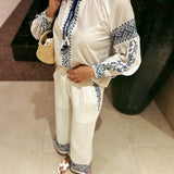 Conjunto em algodão branco com bordados azuis