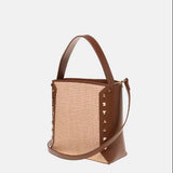 Mala de mão bucket bag Love Moschino em ráfia camel com tachas