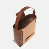 Mala de mão bucket bag Love Moschino em ráfia camel com tachas