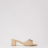 Mules bege Twinset com logo em metal