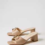 Mules bege Twinset com logo em metal