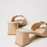 Mules bege Twinset com logo em metal