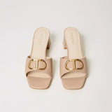 Mules bege Twinset com logo em metal