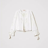 Abrigo corto Twinset blanco con bordado floral
