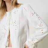 Abrigo corto Twinset blanco con bordado floral