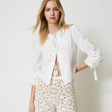 Abrigo corto Twinset blanco con bordado floral