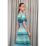 Conjunto t-shirt e saia Cecilia Prado em malha tricotada azul com folhos