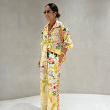 Conjunto de camisa e calça com estampado florido amarelo