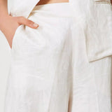 Conjunto branco TWINSET de calça e blazer em cetim
