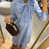 Vestido em popelina com riscas e laço à frente