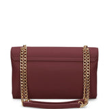 Mala de ombro em bordeaux com logo metálico |  Love Moschino