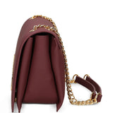 Mala de ombro em bordeaux com logo metálico |  Love Moschino