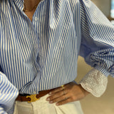 Camisa azul com riscas verticais