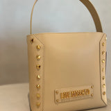 Mala de mão bucket bag Love Moschino em ecru com tachas