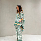 Conjunto acetinado animal print em verde