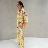 Conjunto de camisa e calça com estampado florido amarelo