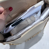 Mala de mão bucket bag Love Moschino em ecru com tachas