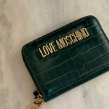 Porta-moedas Love Moschino em verde com logo metálico