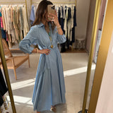 Vestido midi em azul céu com laço a trespasse no