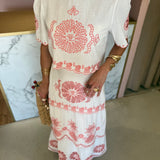 Conjunto Bordado Branco com Detalhes em Coral | VIOLETA