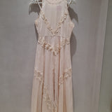 Vestido Midi Nude com Detalhes em Renda | Violeta Store