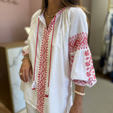 Blusa em algodão branco com bordados vermelho